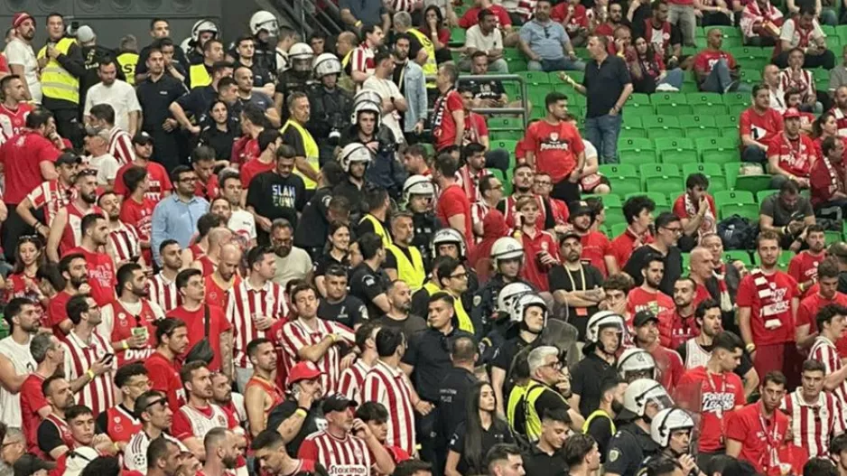 Διμοιρία των ΜΑΤ στην κερκίδα ανάμεσα σε φίλους του Ολυμπιακού