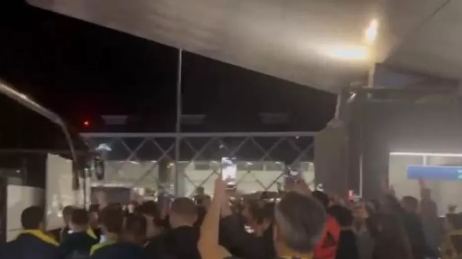 Αποθέωση στο αεροδρόμιο «Μακεδονία» για την ΑΕΚ: «Νάτοι-νάτοι οι πρωταθλητές»