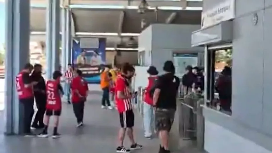 (Βίντεο) Μαζεύεται ο κόσμος του Ολυμπιακού στον ΗΣΑΠ του Νέου Φαλήρου
