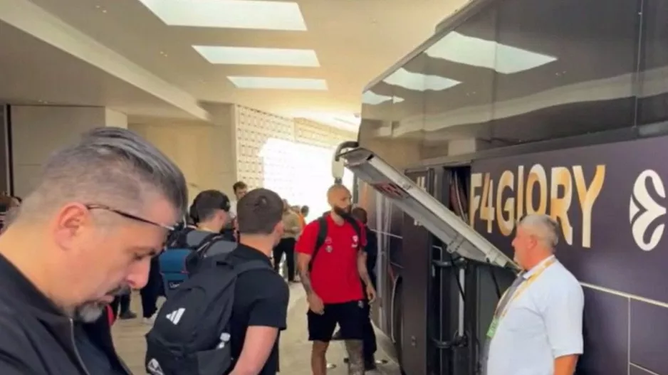 Η αποστολή του Ολυμπιακού αναχώρησε από το ξενοδοχείο για το T-Center