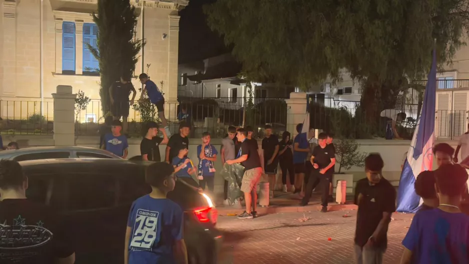 (Φώτος kerkida) Το γλέντησαν και μετά… καθάρισαν
