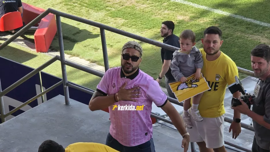 Με το χέρι... στην καρδιά-σήμα!