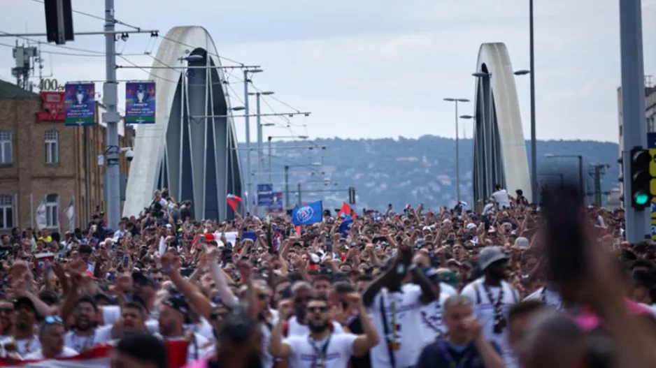 Τρέλα από τους φίλους της Παρί Σεν Ζερμέν, με συνθήματα και καπνογόνα!