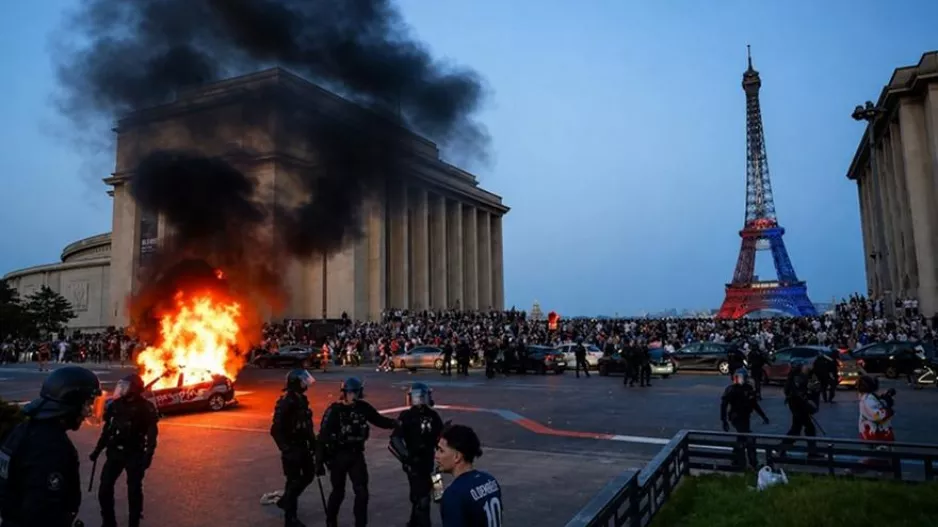 (Βίντεο) Χάος στο Παρίσι: Φωτιές, δακρυγόνα και επεισόδια