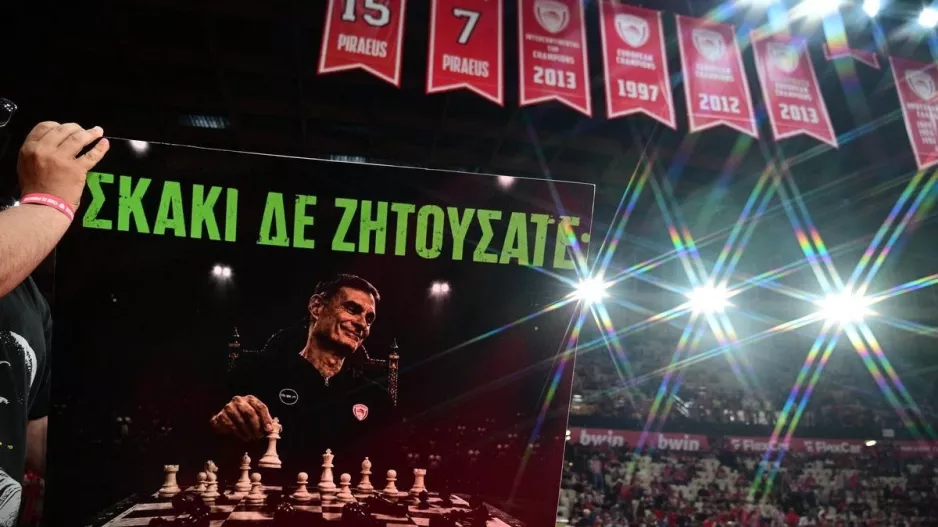 Αποθεωτική αφίσα για τον “Σκακιστή Μπαρτζώκα” – Παντού σκακιέρες στο ΣΕΦ
