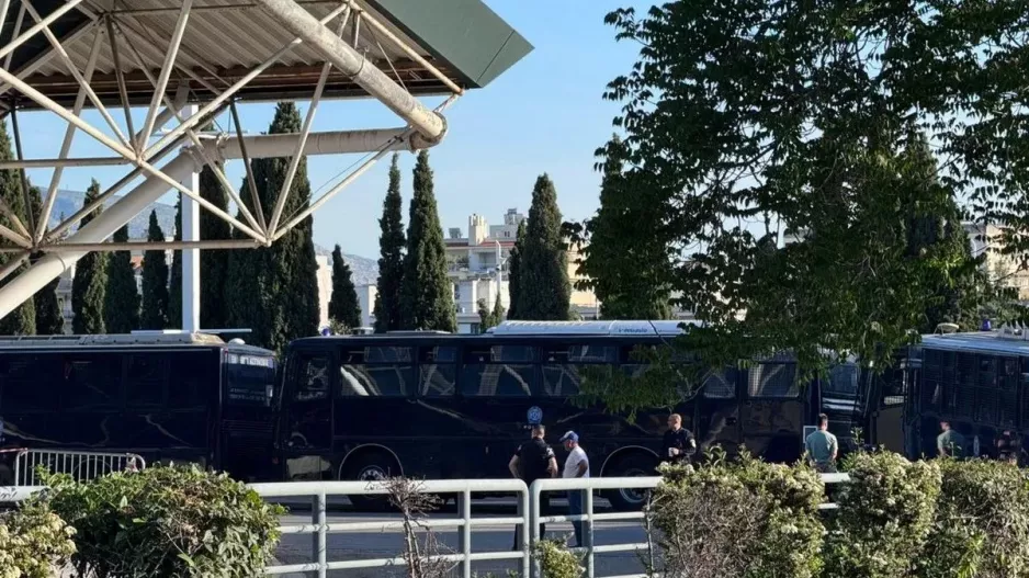 Ισχυρή αστυνομική δύναμη έξω από τα αποδυτήρια της Βαλένθια
