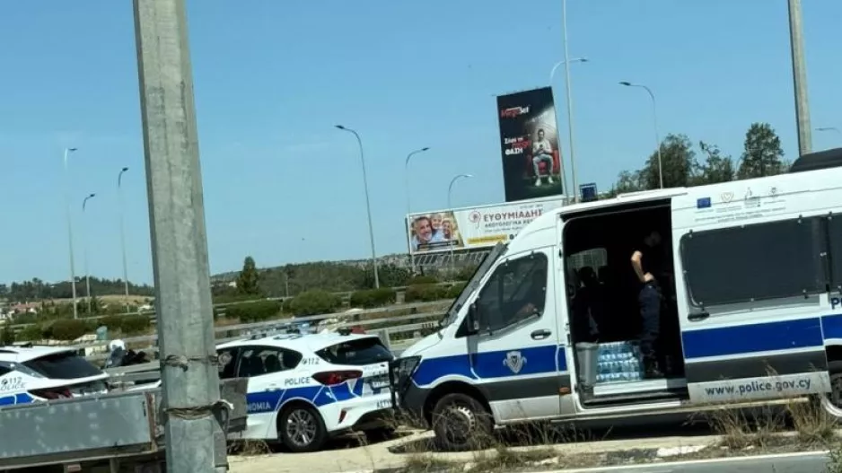 (ΦΩΤΟΣ) Ισχυρή αστυνομική παρουσία στη Ριζοελιά