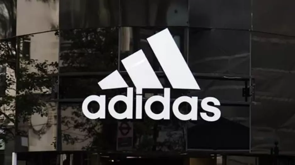 DEAL με Adidas