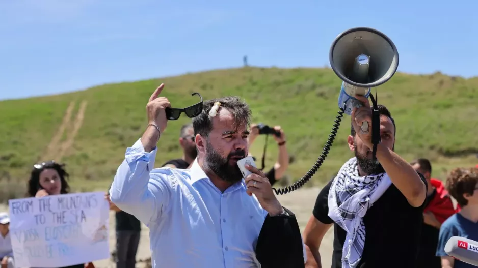 Νέες διαμαρτυρίες εναντίον του τουριστικού σχεδίου που συνδέεται με την οικογένεια Τραμπ