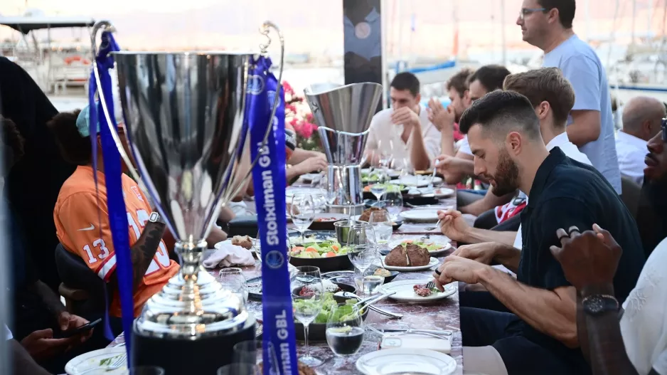 ΚΛΙΚΣ απ' το δείπνο των πρωταθλητών!