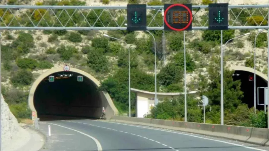Έχει κλείσει η αριστερή λωρίδα κυκλοφορίας