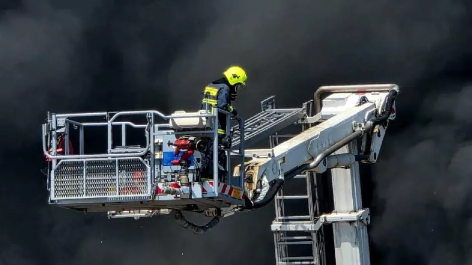 Μαινόμενη η πυρκαγιά στην Αραδίππου- Πρώτες βοήθειες σε πυροσβέστες 