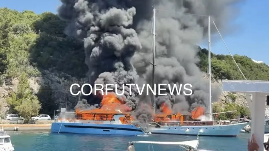 Φωτιά στο λιμάνι των Παξών (βίντεο)