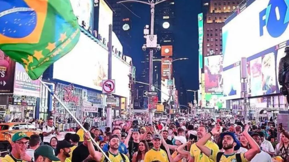 (Βίντεο) Βραζιλιάνοι πλημμύρισαν την Times Square για την πρόκριση στους "16"