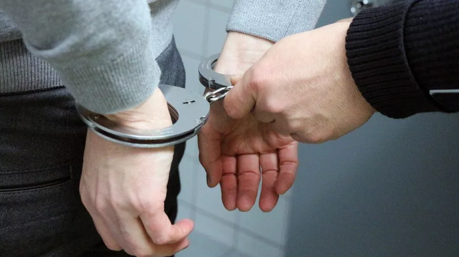 Συνελήφθησαν τρία πρόσωπα για υπόθεση συνωμοσίας 