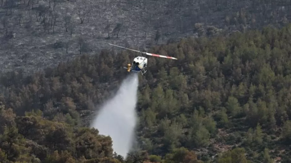 Πυροσβεστικό ελικόπτερο έπεσε σε λίμνη (Bίντεο)