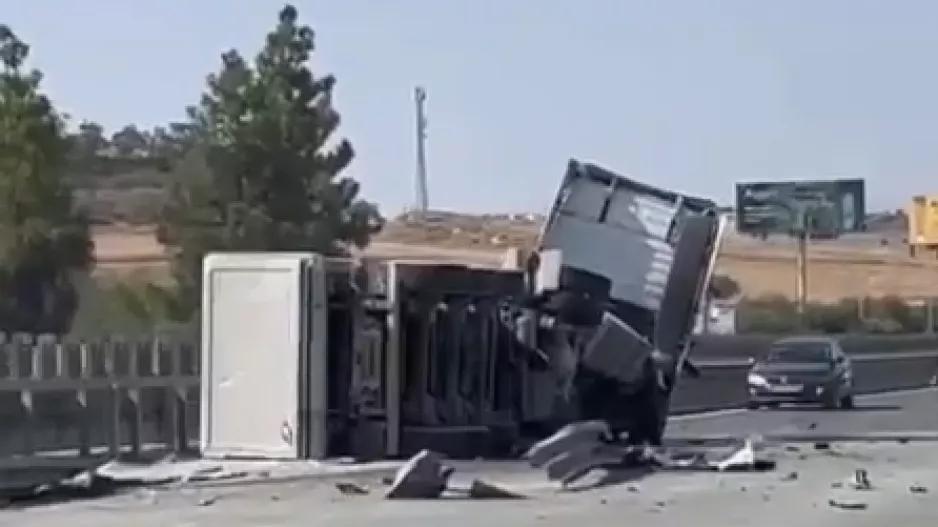 Ανατροπή φορτηγού έκλεισε τον αυτοκινητόδρομο Λευκωσίας-Λεμεσού