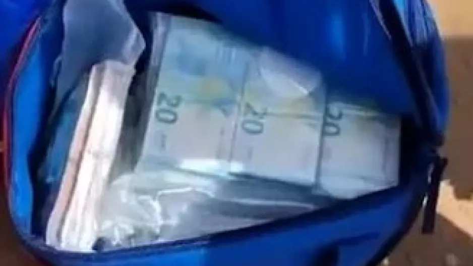 Απίστευτο περιστατικό σε παραλία: Ξεβράστηκαν 580.000 ευρώ (Bίντεο)