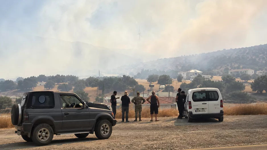 Βλήματα έθεσαν σε κίνδυνο την Αγία Άννα, καμπάνες εκκένωσαν το χωριό