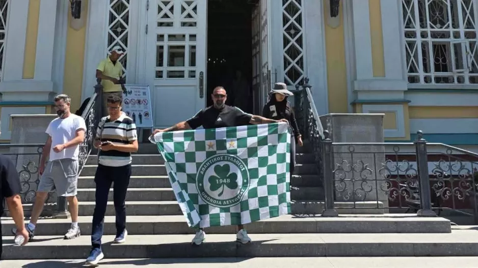 Με σημαία... στον καθεδρικό ναό ο Δημήτρης!