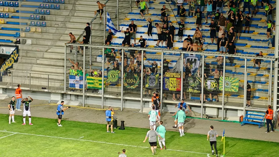 Αριθμητικά λιγότεροι, ψυχικά "παρόντες" μέχρι τέλους
