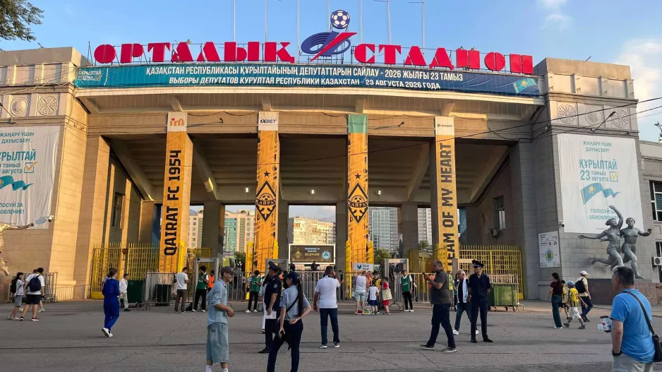 To Kerkida έξω από το Almaty Ortalyk Stadion (Φώτος)