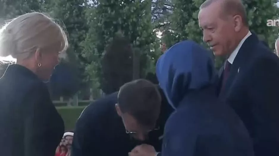 Γκάφα... Μακρόν με τη σύζυγο του Ερντογάν