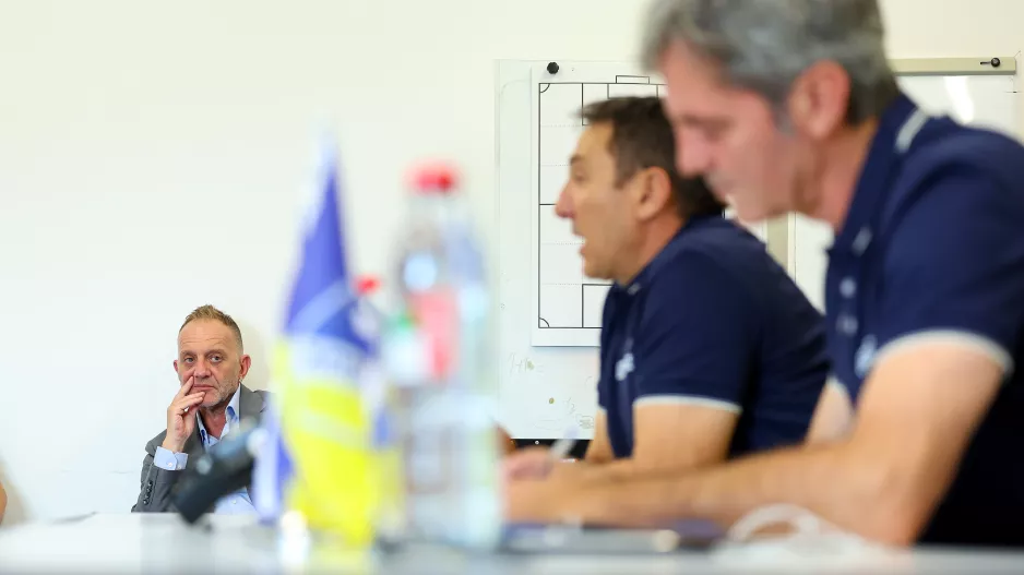 Τους... βλέπει με προσοχή!