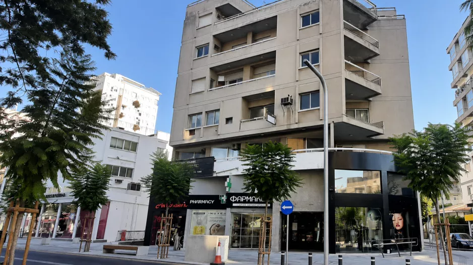 Στο σφυρί γνωστό εμπορικό κτήριο στη Μακαρίου έναντι €5,5 εκατ.