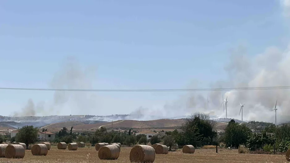 Εκρήξεις και πυρκαγιά στο πεδίο βολής Καλού Χωριού-Εντολή εκκένωσης της Αγίας Άννας