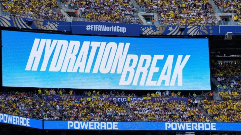 Hydration breaks: Πώς ο Δούρειος Ίππος της FIFA φέρνει το ποδόσφαιρο πιο κοντά στο... NBA