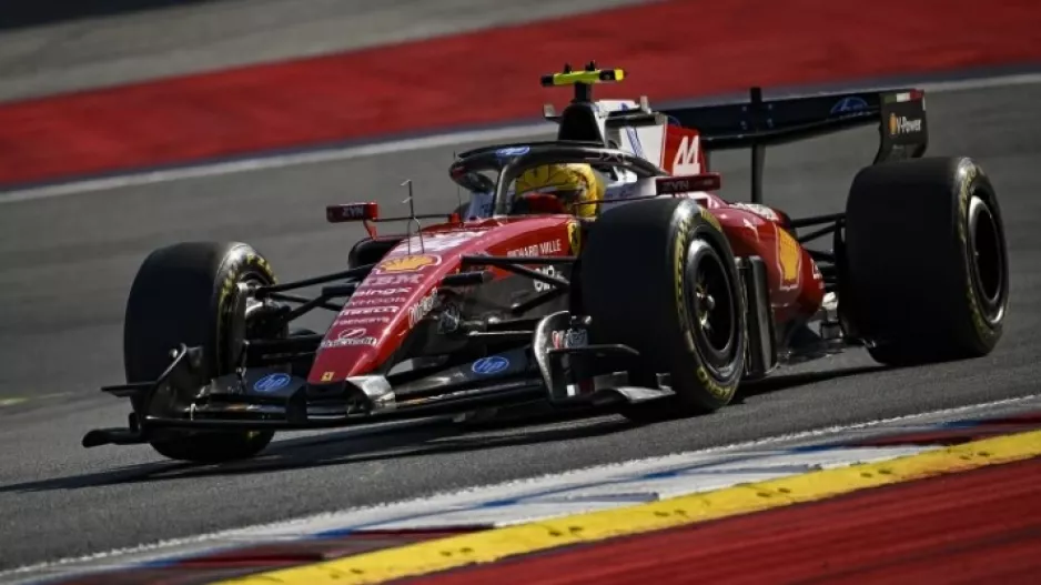 O Χάμιλτον ταχύτερος στο FP1 με τη Ferrari