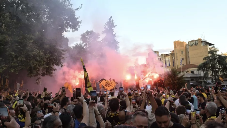 Οι ΑΕΚτζήδες έκαναν "πάρτι" στις Σέρρες και μετά καθάρισαν την πλατεία!