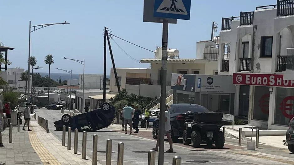 Αυτοκίνητο αναποδογυρίστηκε στη μέση του δρόμου στην Αγία Νάπα