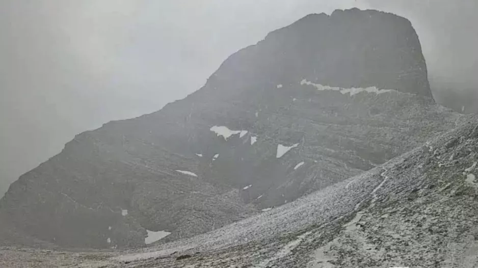 (ΒΙΝΤΕΟ) Χιόνισε στον Όλυμπο... μήνα Ιούλιο!