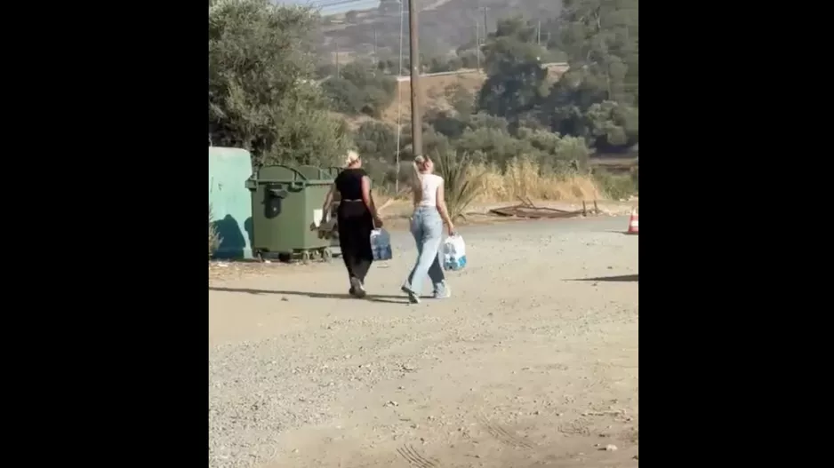 (Βίντεο ink) Κάτοικοι της Αγίας Άννας... παρέχουν βοήθεια σε εθελοντές και πυροσβέστες
