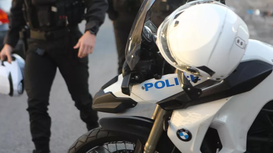 Ταχύτητα, κόκκινο, όπισθεν και κτύπημα σε υπηρεσιακή μοτοσικλέτα