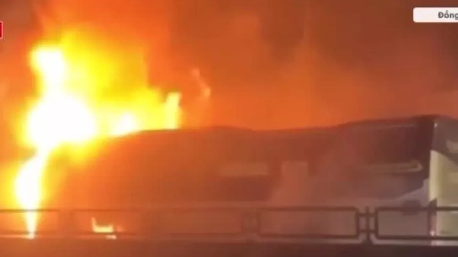 Τραγωδία: Λεωφορείο τυλίχτηκε στις φλόγες - Επτά νεκροί