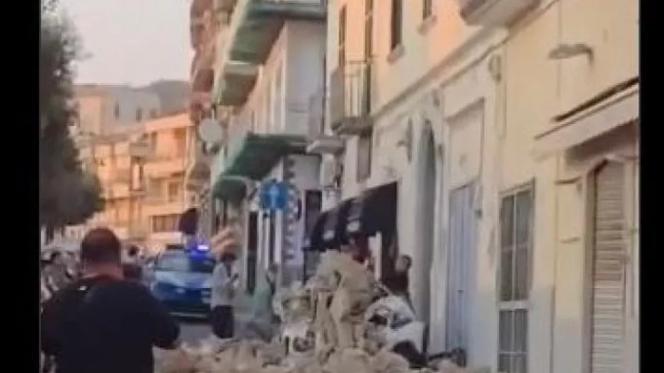 (Βίντεο) Ιταλία: Τρόμος από σεισμό 4,7 Ρίχτερ στη Νάπολη - Τραυματίες και καταρρεύσεις