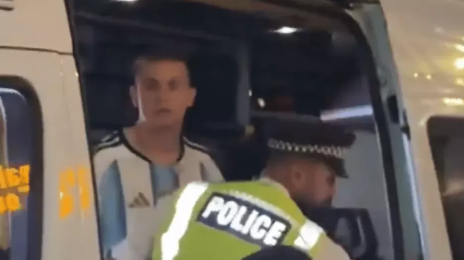 (ΒΙΝΤΕΟ) Ένταση στο Λονδίνο – Αστυνομικοί προστάτευσαν φίλαθλο της Αργεντινής