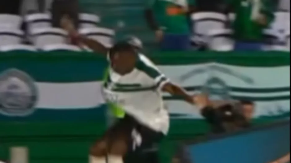 (video) Πανηγύρισε, έπεσε στο τούνελ, τραυματίστηκε και το γκολ ακυρώθηκε! 