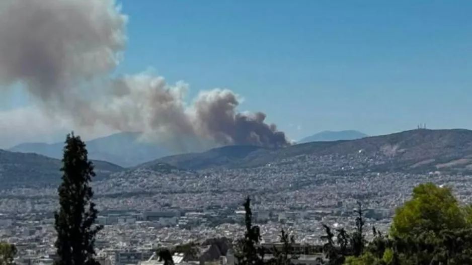 Φωτιά στη Δυτική Αττική: "Είχε εγκλωβιστεί κόσμος, έχουν καεί πολλά σπίτια"