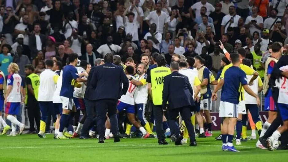 Ξύλο μετά το τέλος του Λιόν-Φενέρμπαχτσε