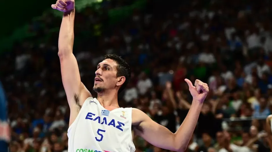 Ο Γιαννούλης Λαρεντζάκης έφτασε τις 100 συμμετοχές με τη γαλανόλευκη