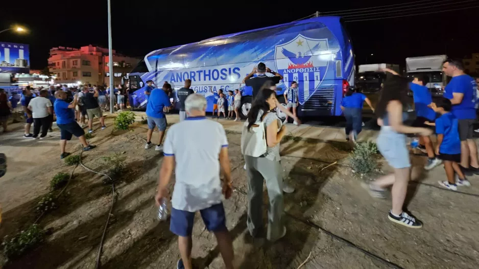 Το "μήνυμα" της Ανόρθωσης με το πούλμαν!