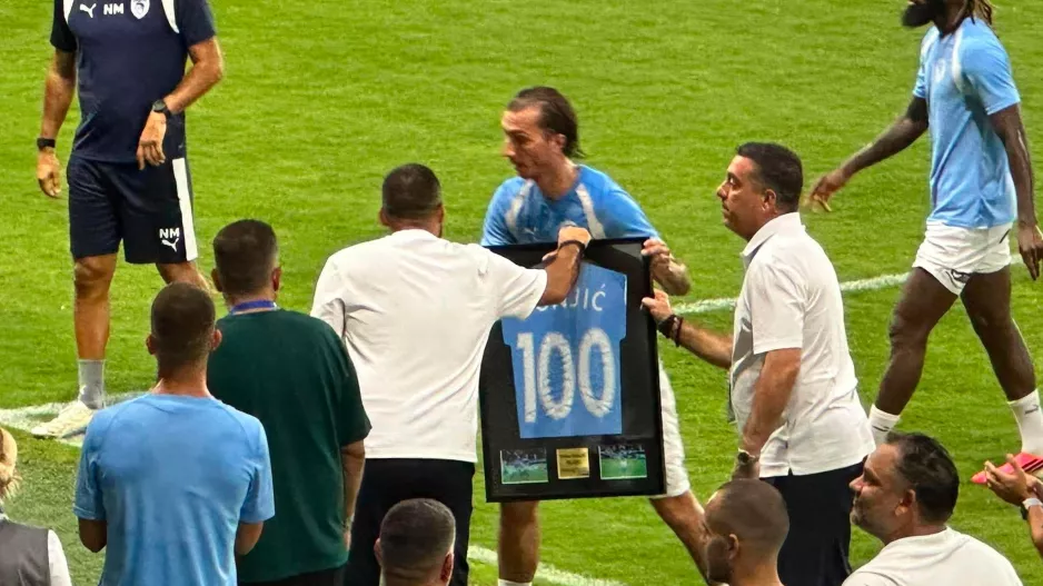 (ΦΩΤΟΣ kerkida) Βράβευσε τον 100άρη Σούνιτς  