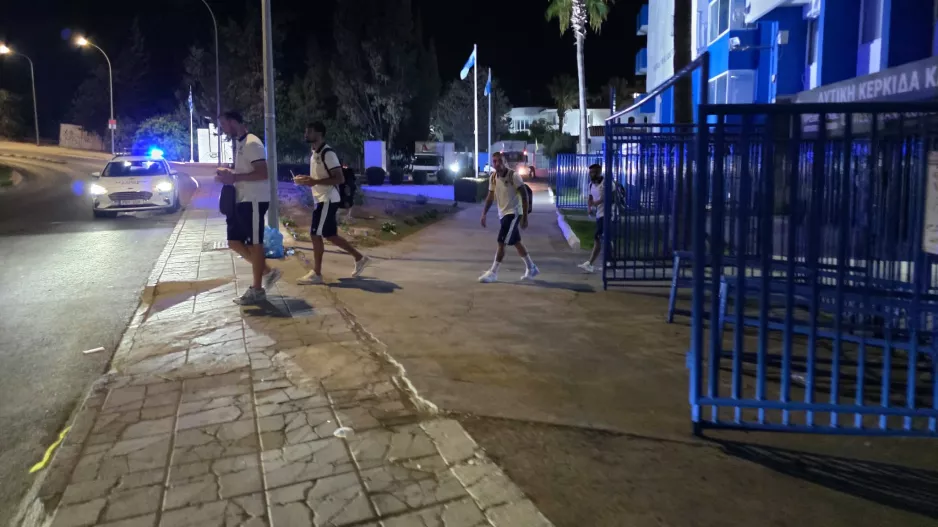 Φεύγοντας οι παίκτες του ΑΠΟΕΛ από το ΠΑΠ