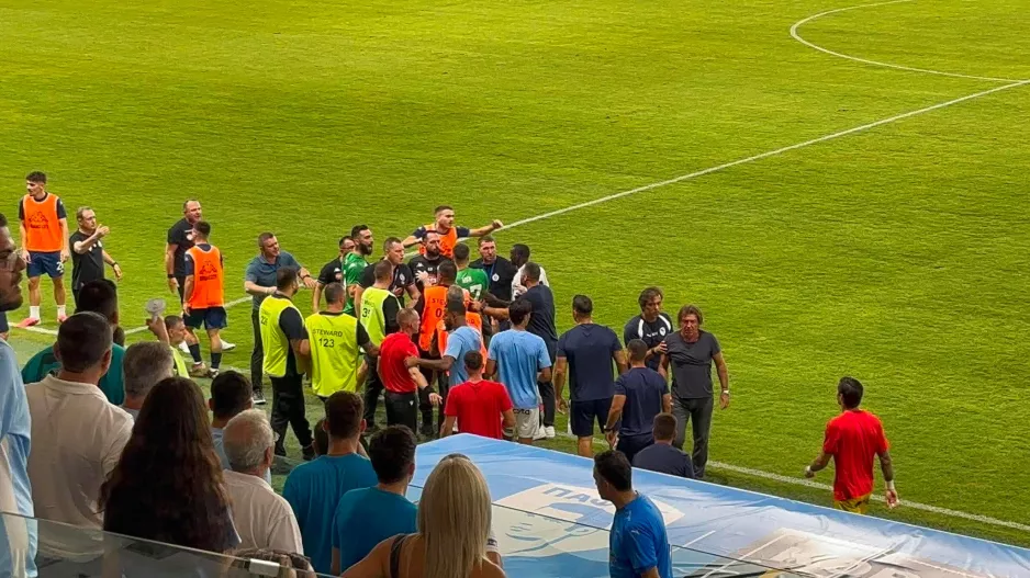 (ΦΩΤΟΣ kerkida) Προκλητικοί πανηγυρισμοί και… ένταση!