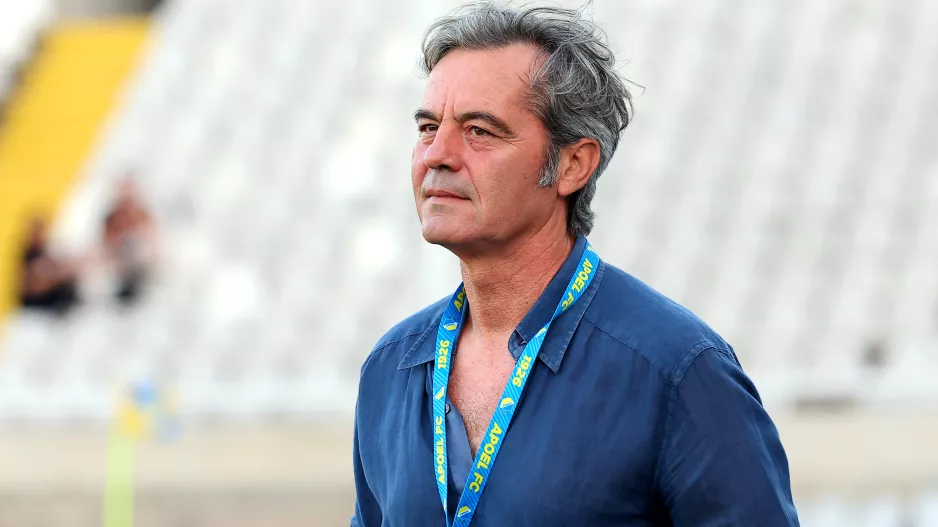 Παρακολουθεί ο Ζήσης... 