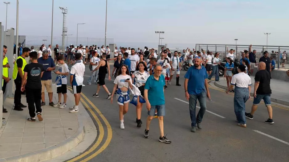 (Φώτος Kerkida) Μαζεύεται ο κόσμος του Απόλλωνα